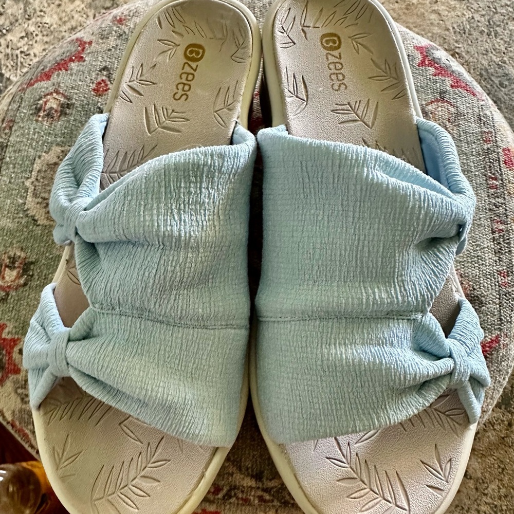 BZEES ‘SMILE MORE BOW’ SANDALS NEW IN BOX